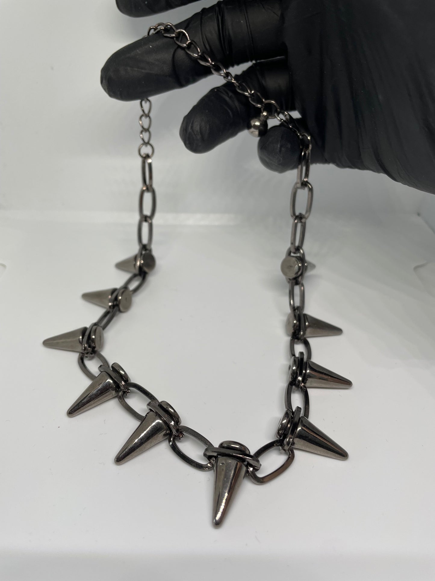Industrial Statement-Halskette in dunklem Metallic mit spiky Design – perfektes Accessoire für Rave und alternative Looks