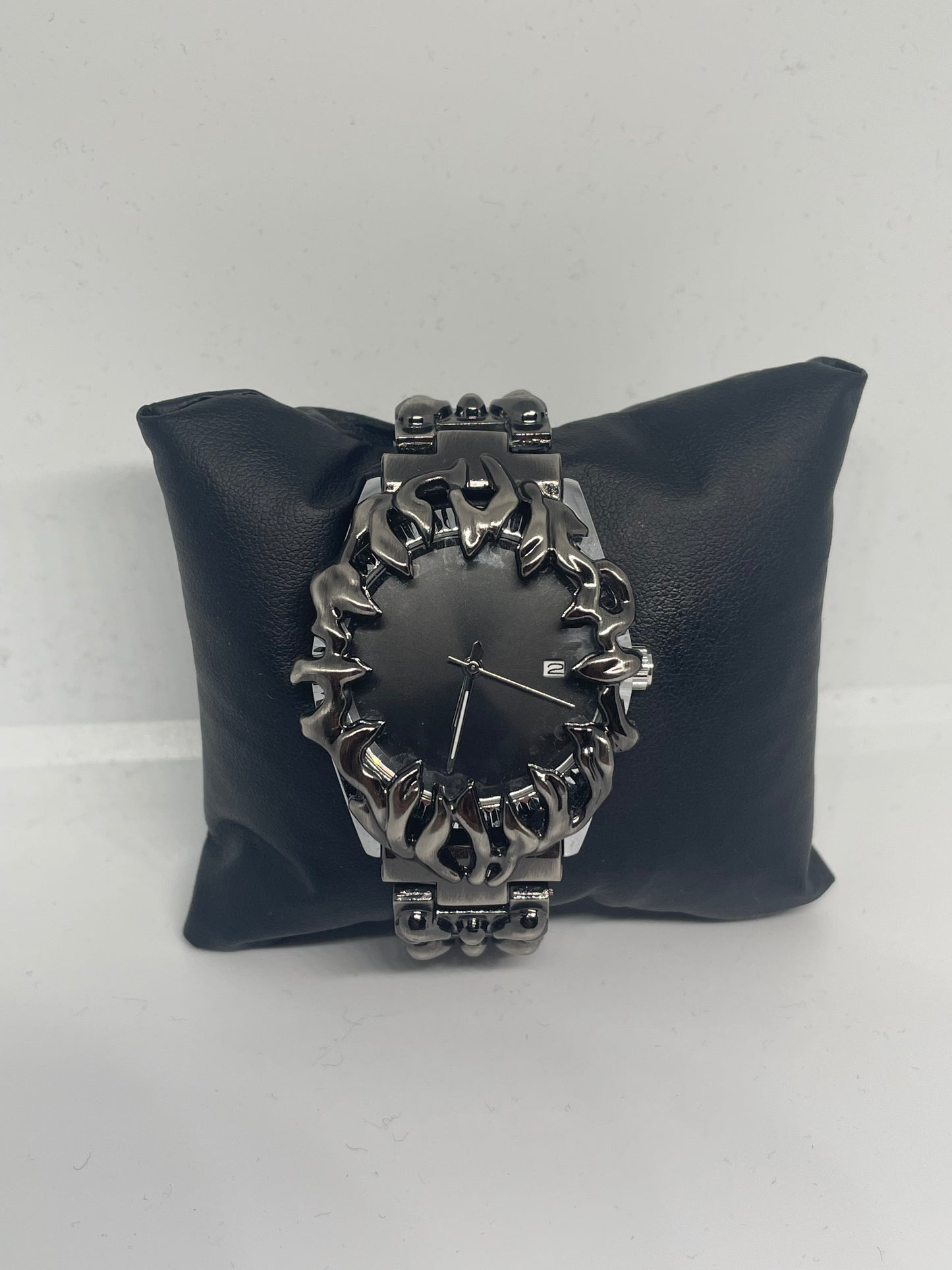 Unisex Edelstahl-Uhr in dunklem Metallic mit schwarzem Ziffernblatt – modern & edgy