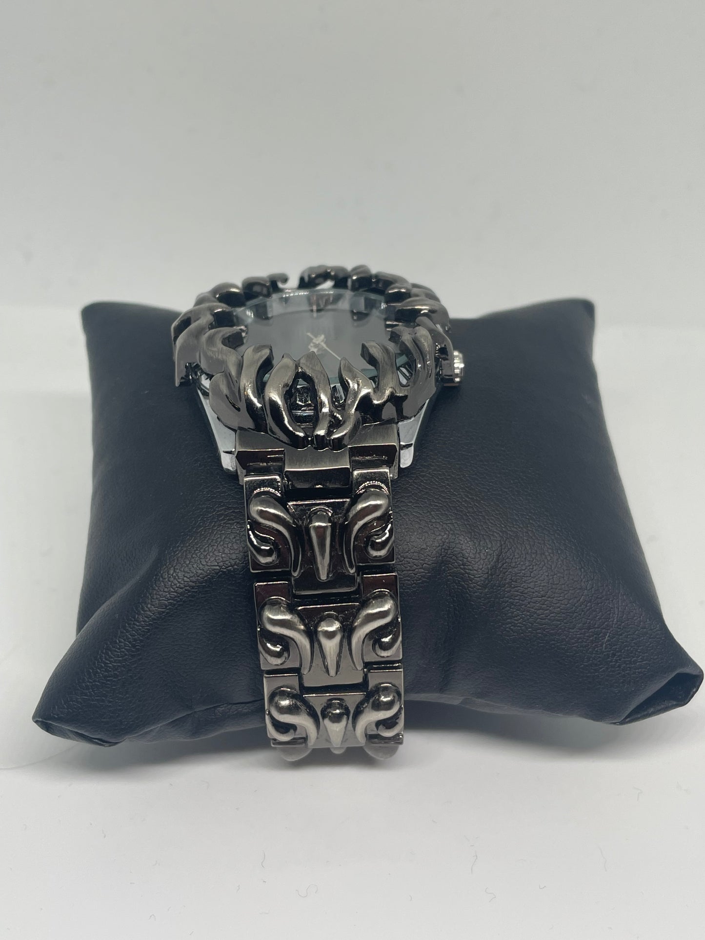 Unisex Edelstahl-Uhr in dunklem Metallic mit schwarzem Ziffernblatt – modern & edgy