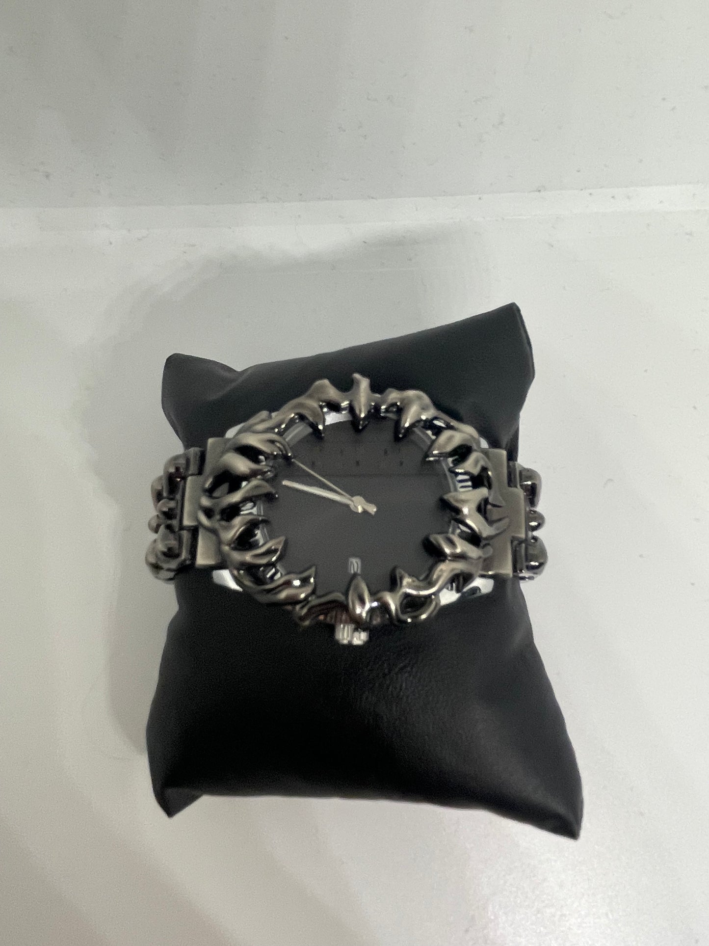 Unisex Edelstahl-Uhr in dunklem Metallic mit schwarzem Ziffernblatt – modern & edgy