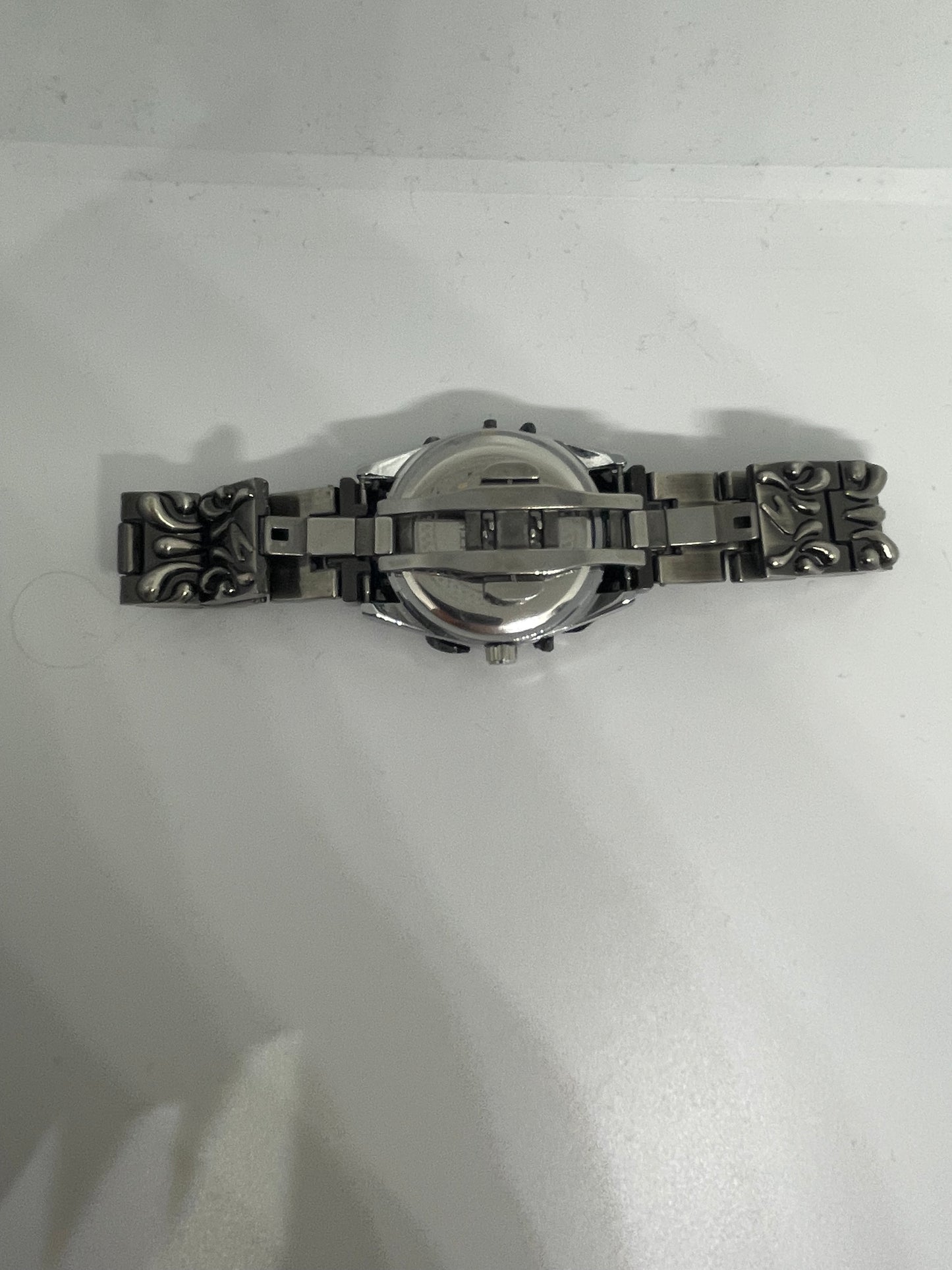 Unisex Edelstahl-Uhr in dunklem Metallic mit schwarzem Ziffernblatt – modern & edgy