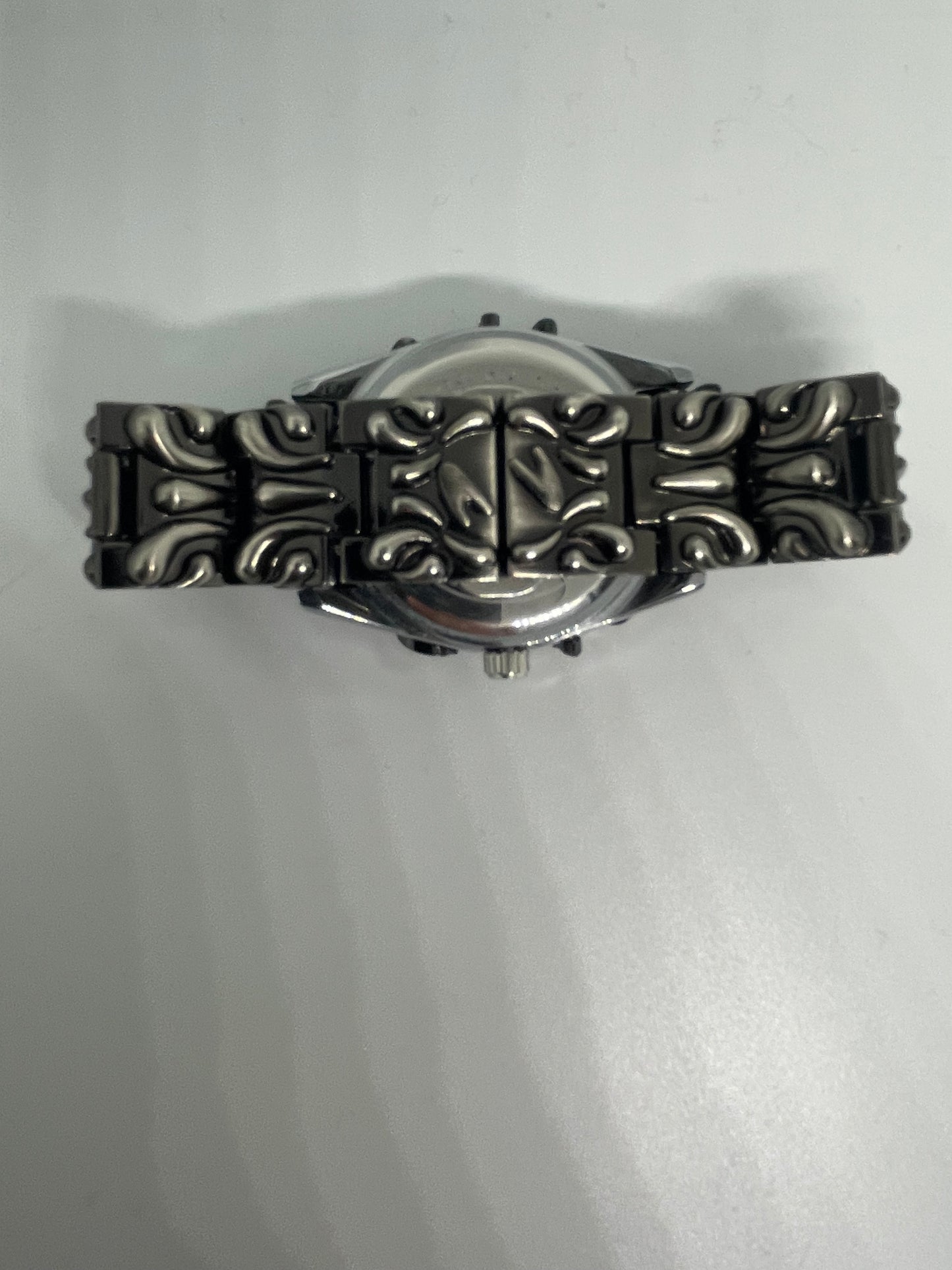 Unisex Edelstahl-Uhr in dunklem Metallic mit schwarzem Ziffernblatt – modern & edgy