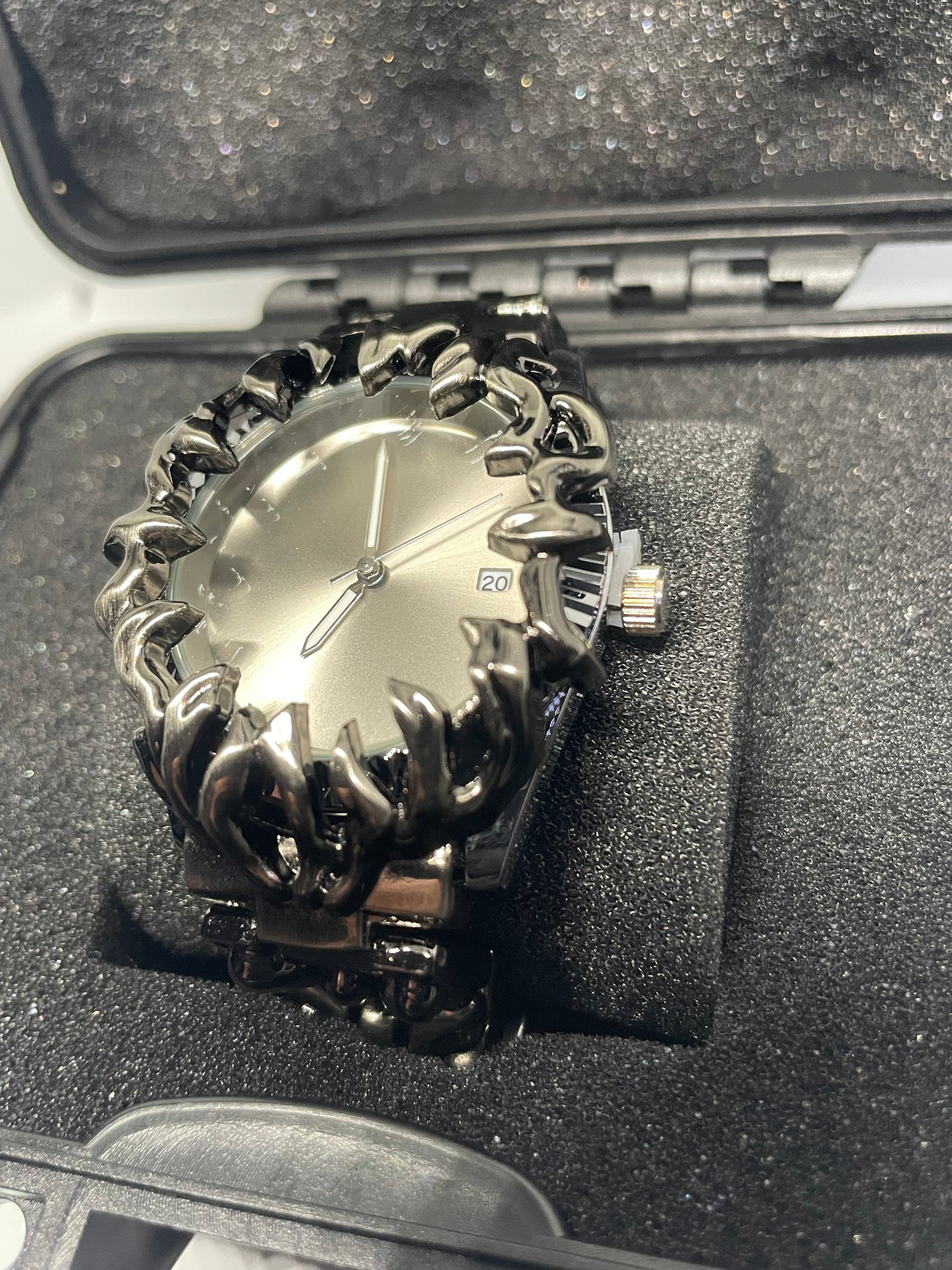 Gothic Flame Armor Watch – Statement Uhr im Chrome Look