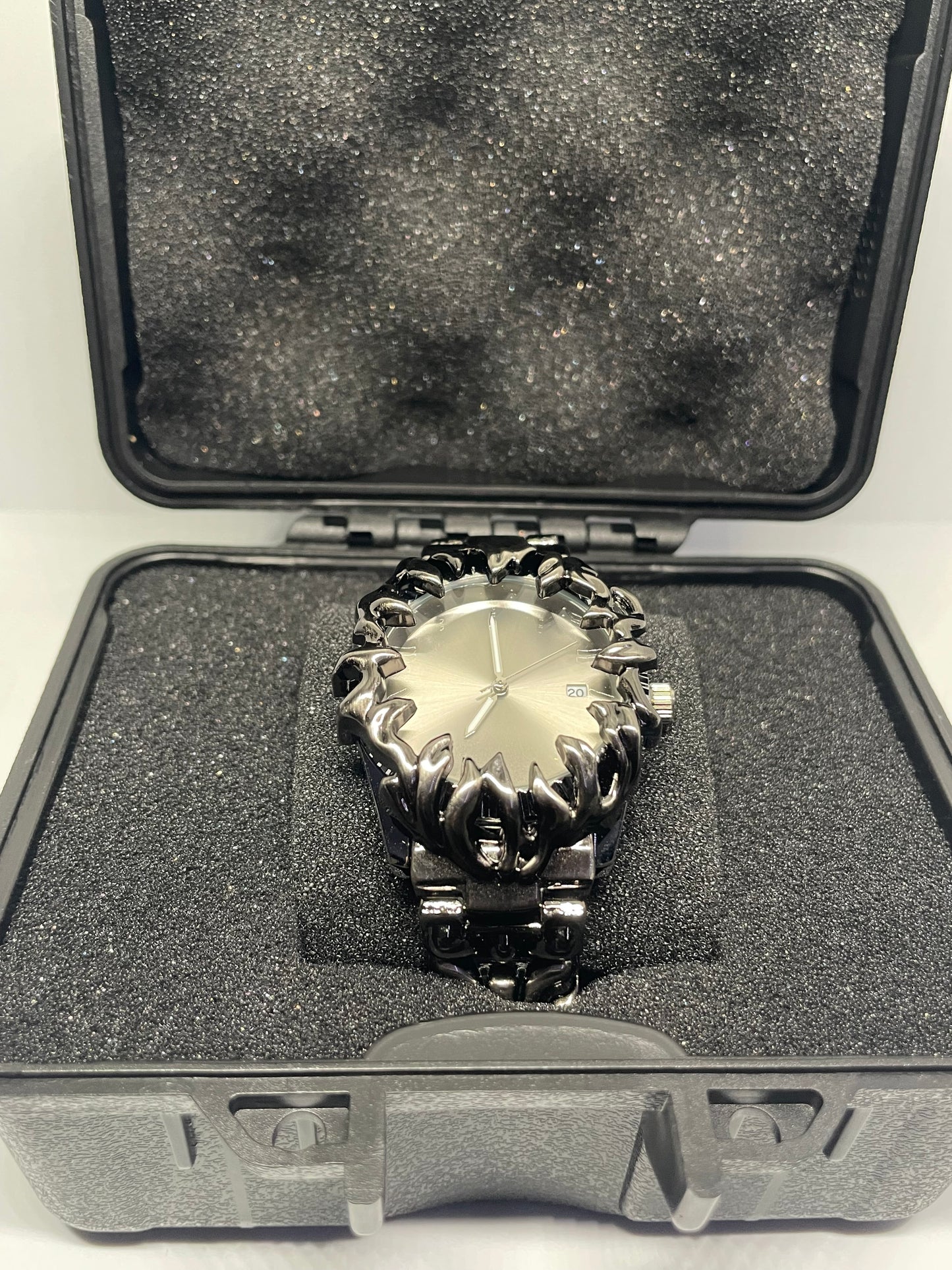 Gothic Flame Armor Watch – Statement Uhr im Chrome Look