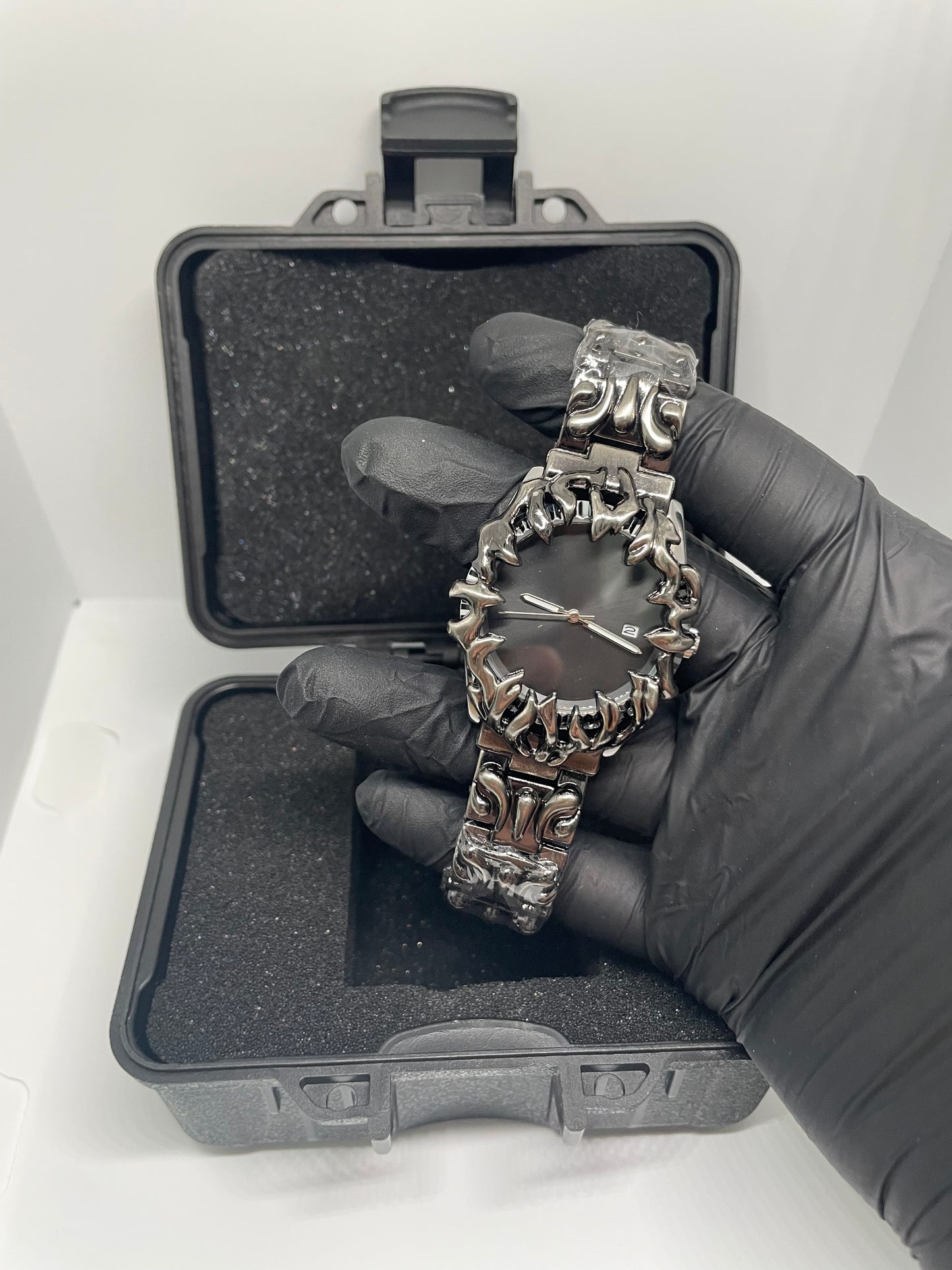 Gothic Flame Armor Watch – Statement Uhr im Chrome Look