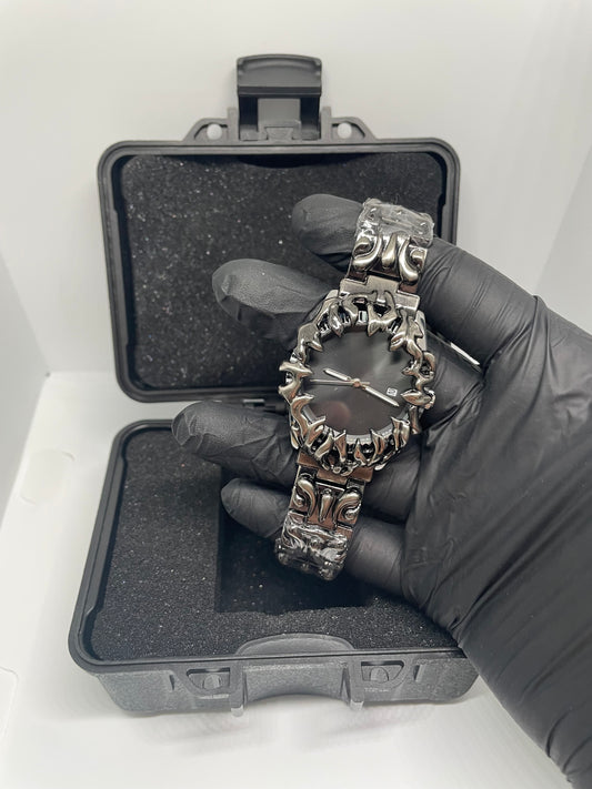 Gothic Flame Armor Watch – Statement Uhr im Chrome Look