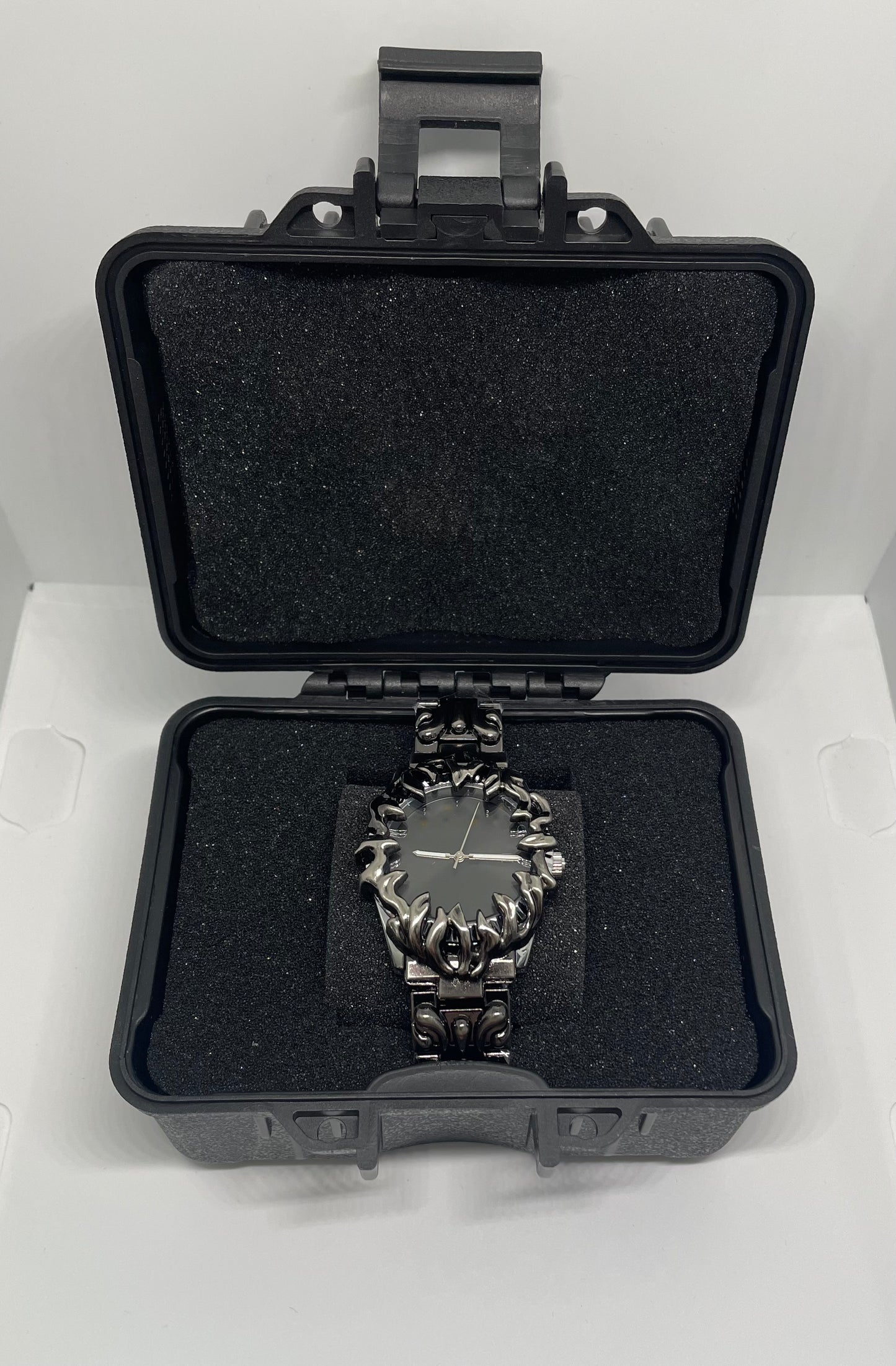 Gothic Flame Armor Watch – Statement Uhr im Chrome Look
