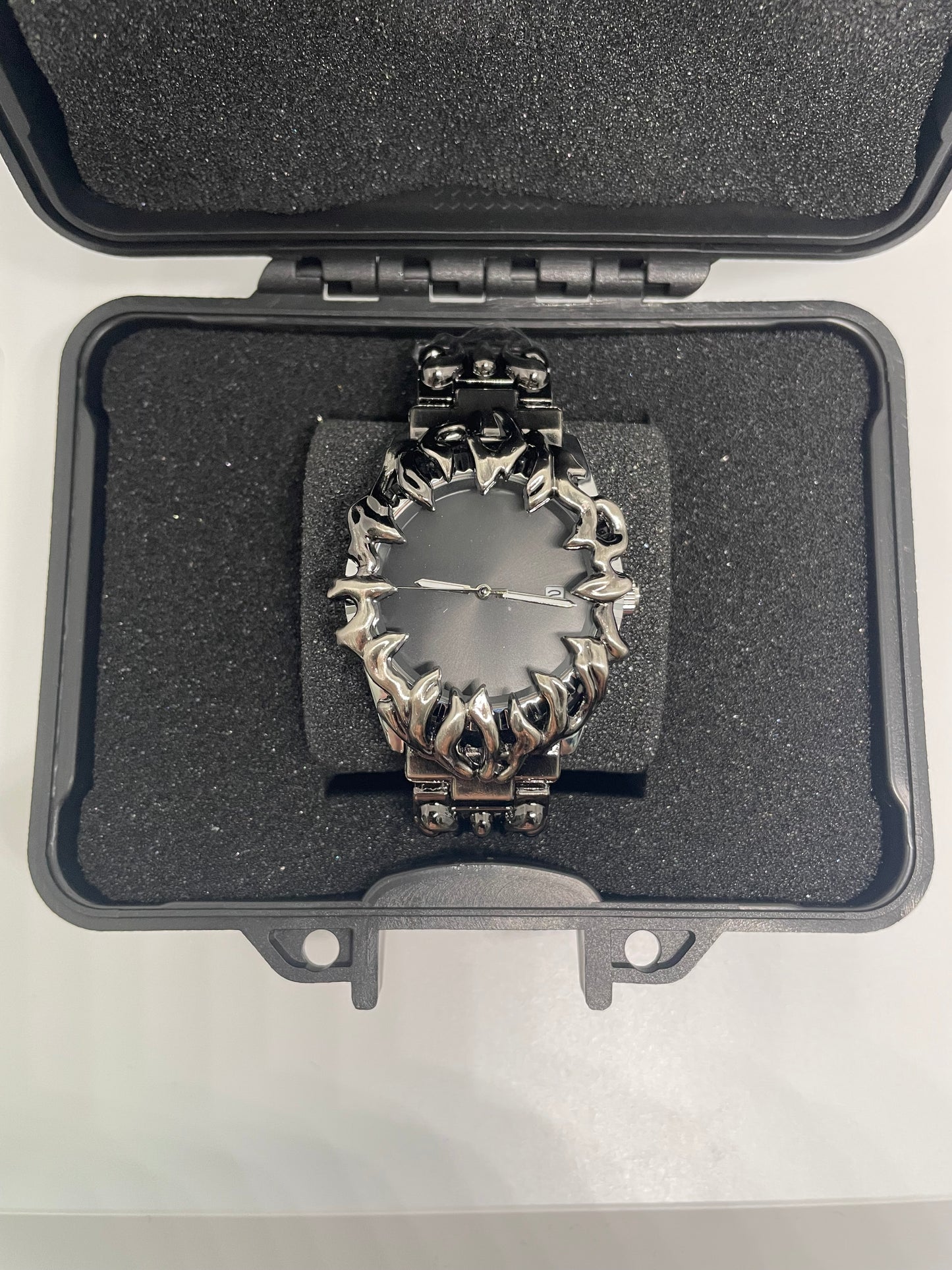 Gothic Flame Armor Watch – Statement Uhr im Chrome Look