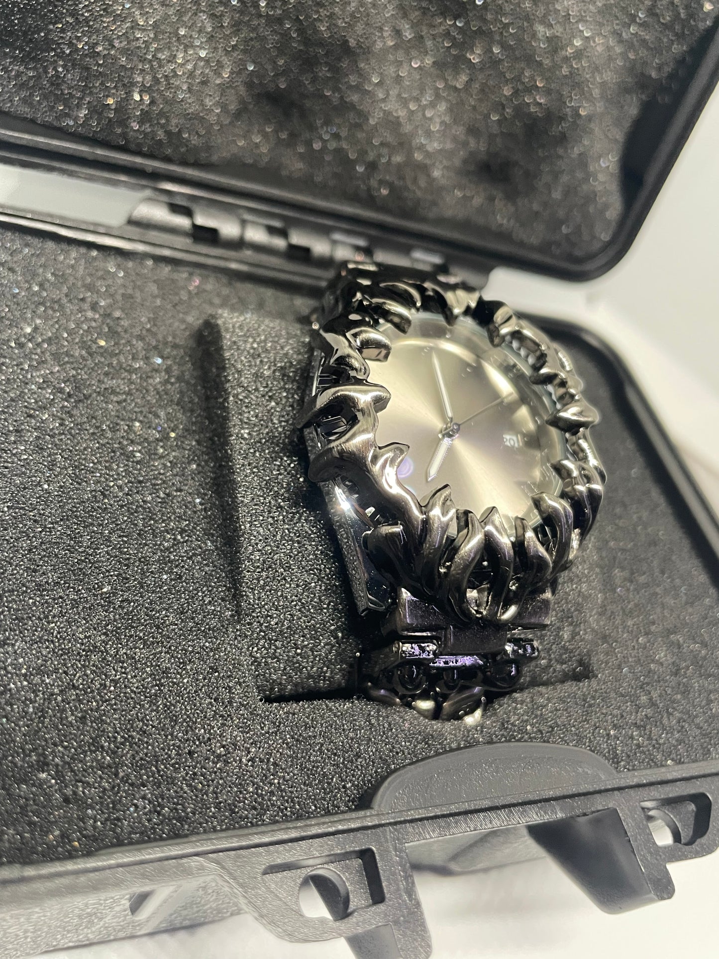 Gothic Flame Armor Watch – Statement Uhr im Chrome Look