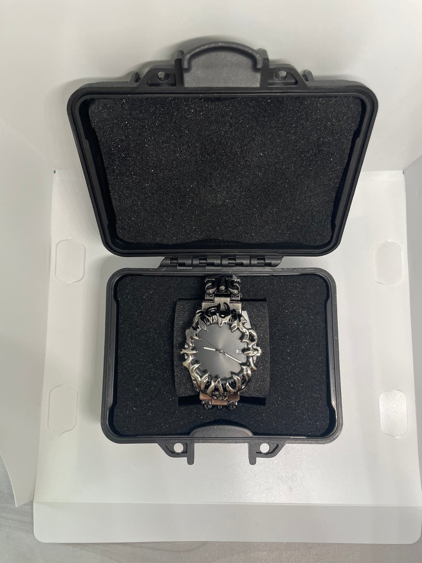 Gothic Flame Armor Watch – Statement Uhr im Chrome Look