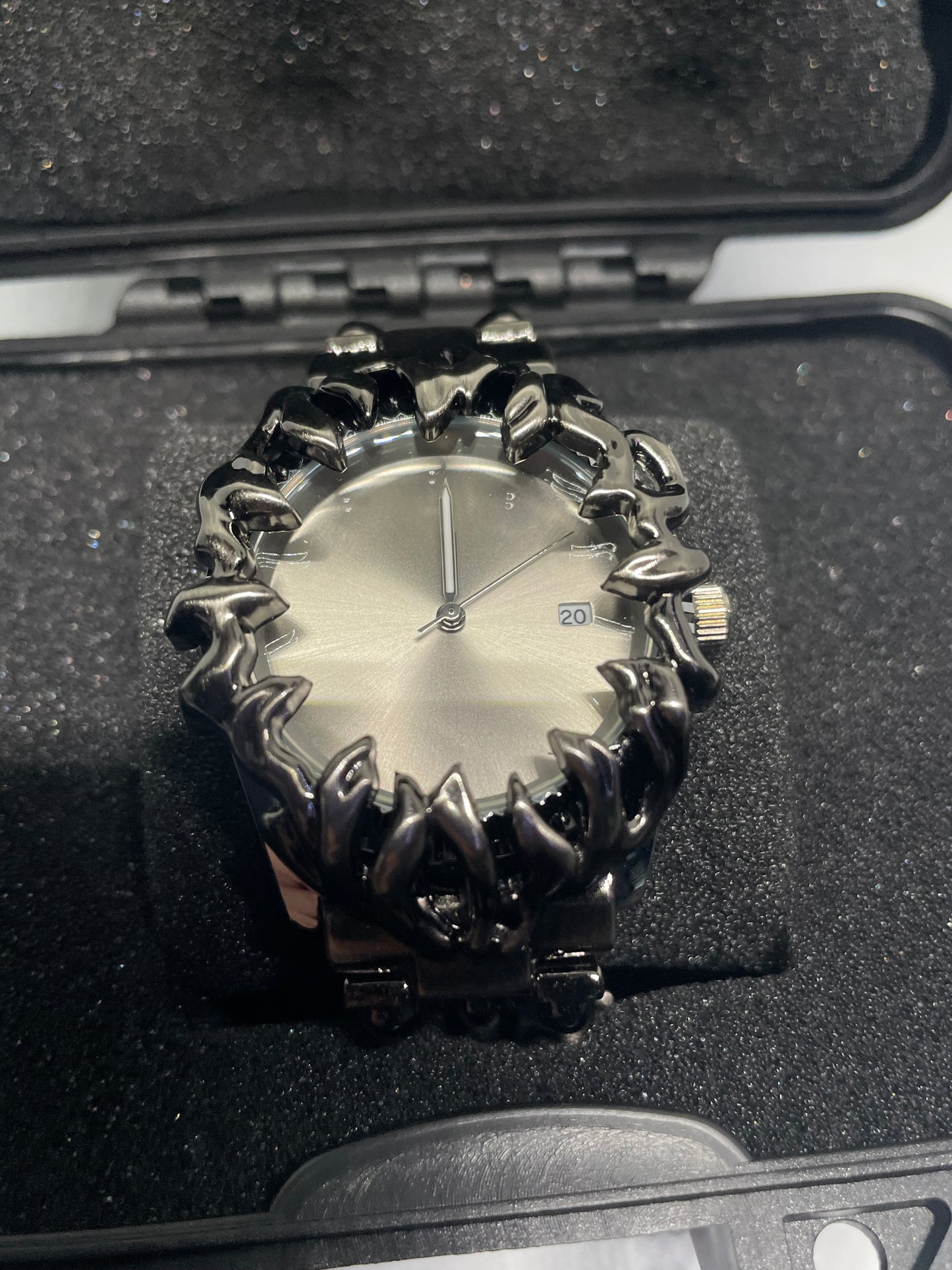 Gothic Flame Armor Watch – Statement Uhr im Chrome Look