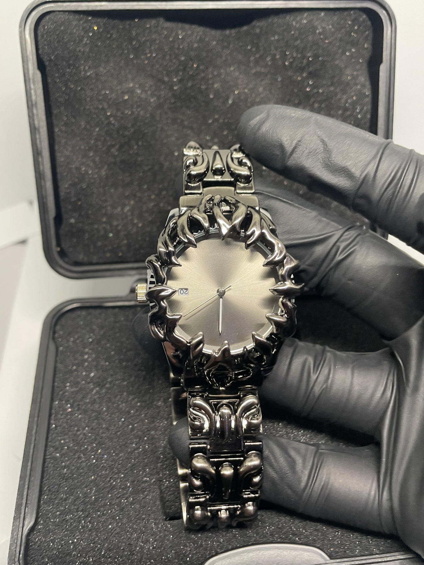 Gothic Flame Armor Watch – Statement Uhr im Chrome Look