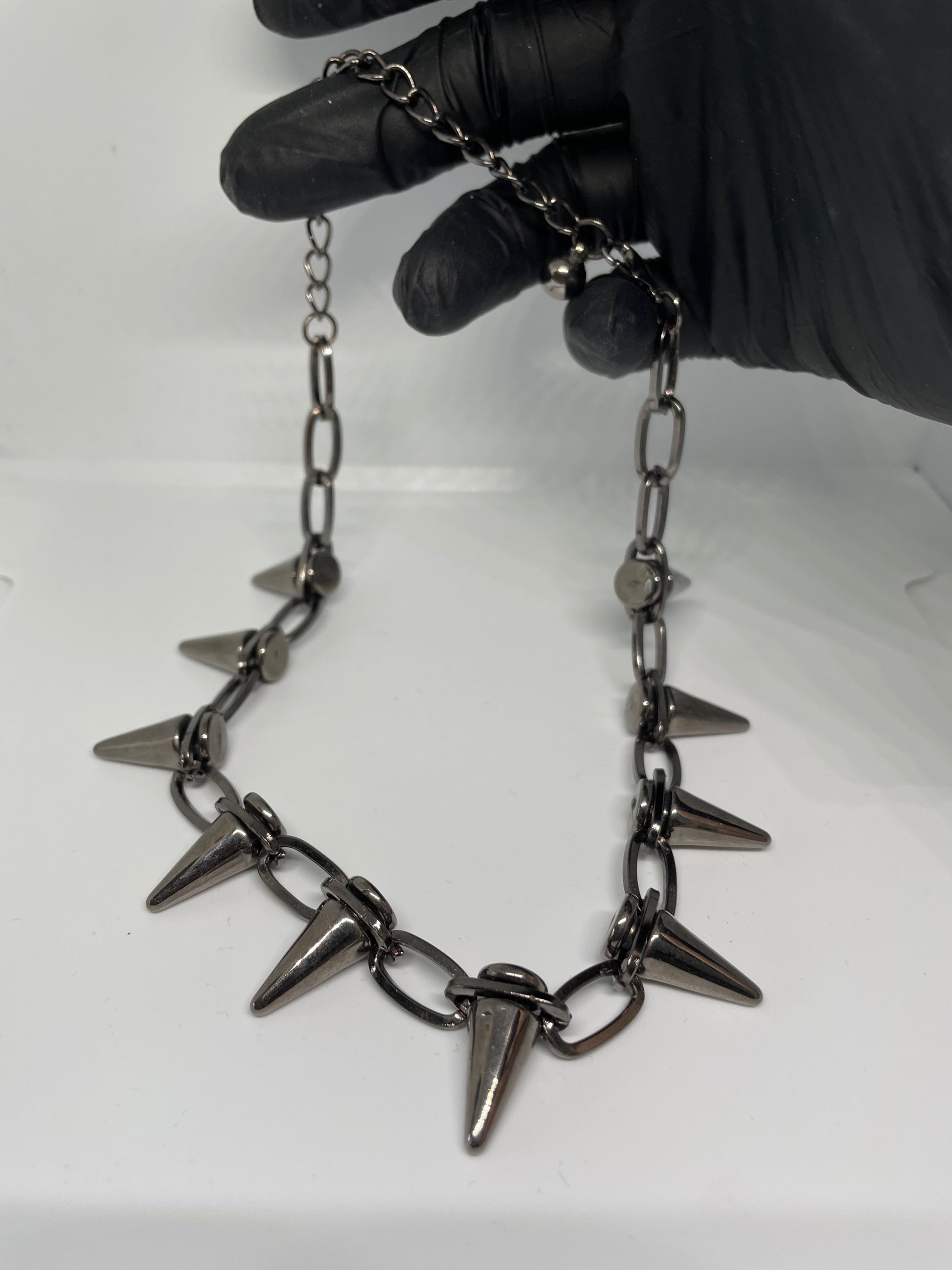 Industrial Statement-Halskette in dunklem Metallic mit spiky Design – perfektes Accessoire für Rave und alternative Looks