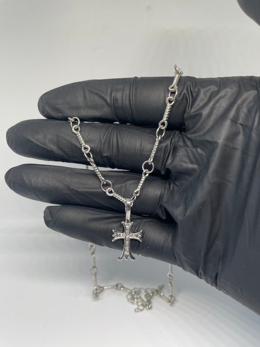 Dünne Y2K Edelstahl-Kette mit Kreuzanhänger und funkelnden Steinen – unisex Schmuck im Chrome Hearts Stil