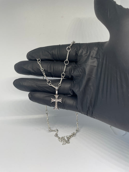 Dünne Y2K Edelstahl-Kette mit Kreuzanhänger und funkelnden Steinen – unisex Schmuck im Chrome Hearts Stil