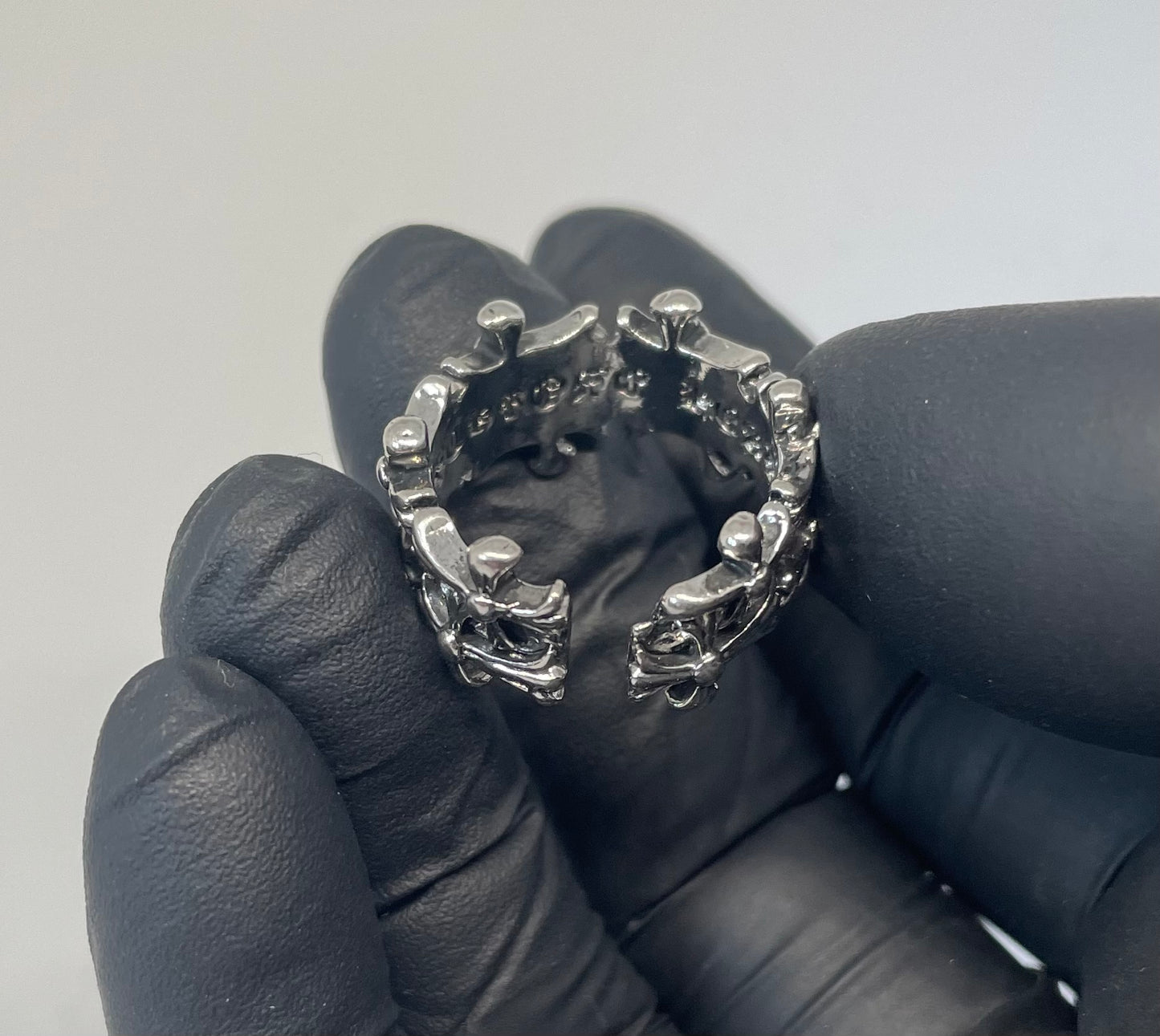 Silberfarbener Gothic-Ring mit Kreuz-Design im Chrome-Hearts-Stil – Unisex Accessoire für alternative Looks