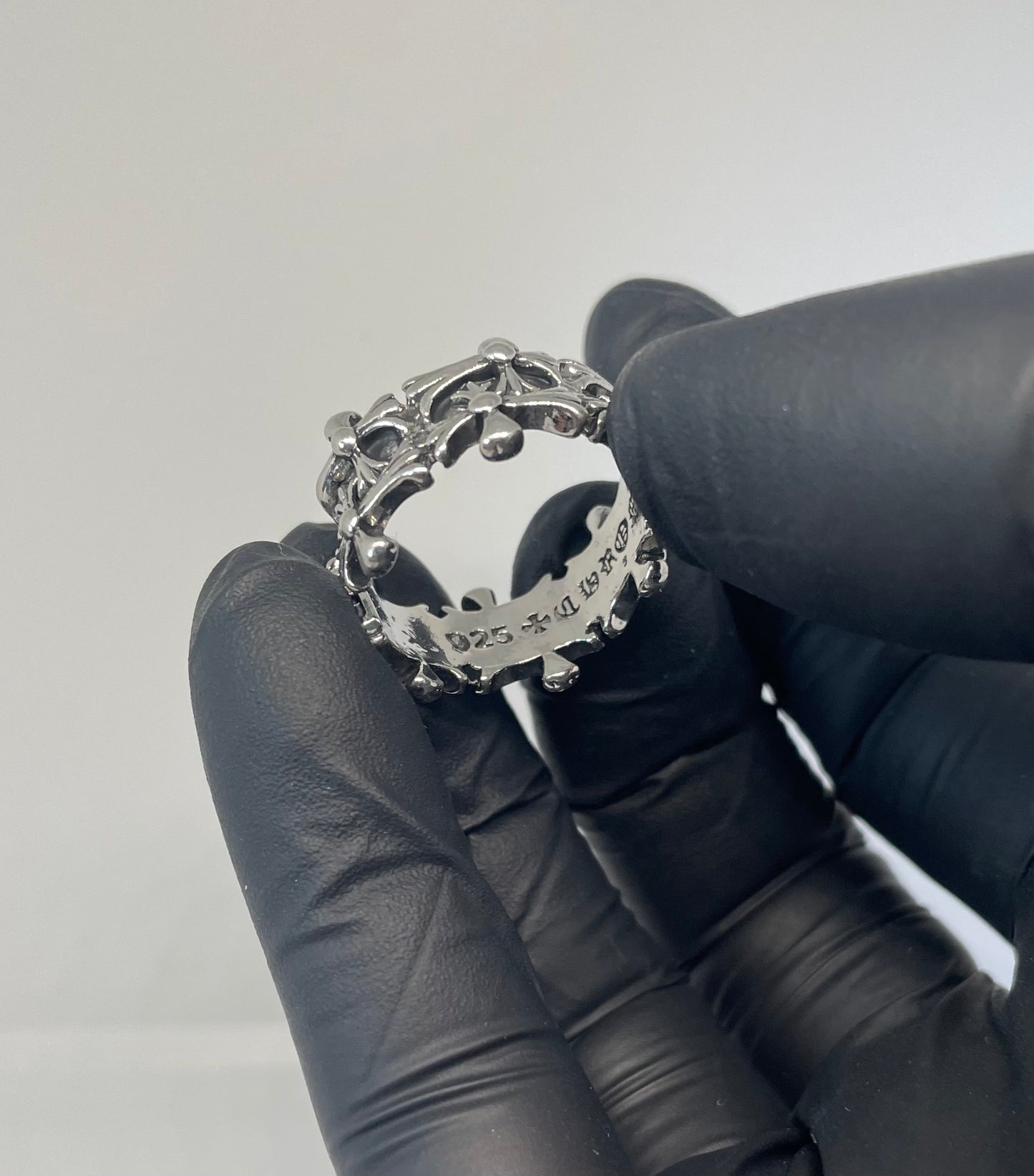 Silberfarbener Gothic-Ring mit Kreuz-Design im Chrome-Hearts-Stil – Unisex Accessoire für alternative Looks