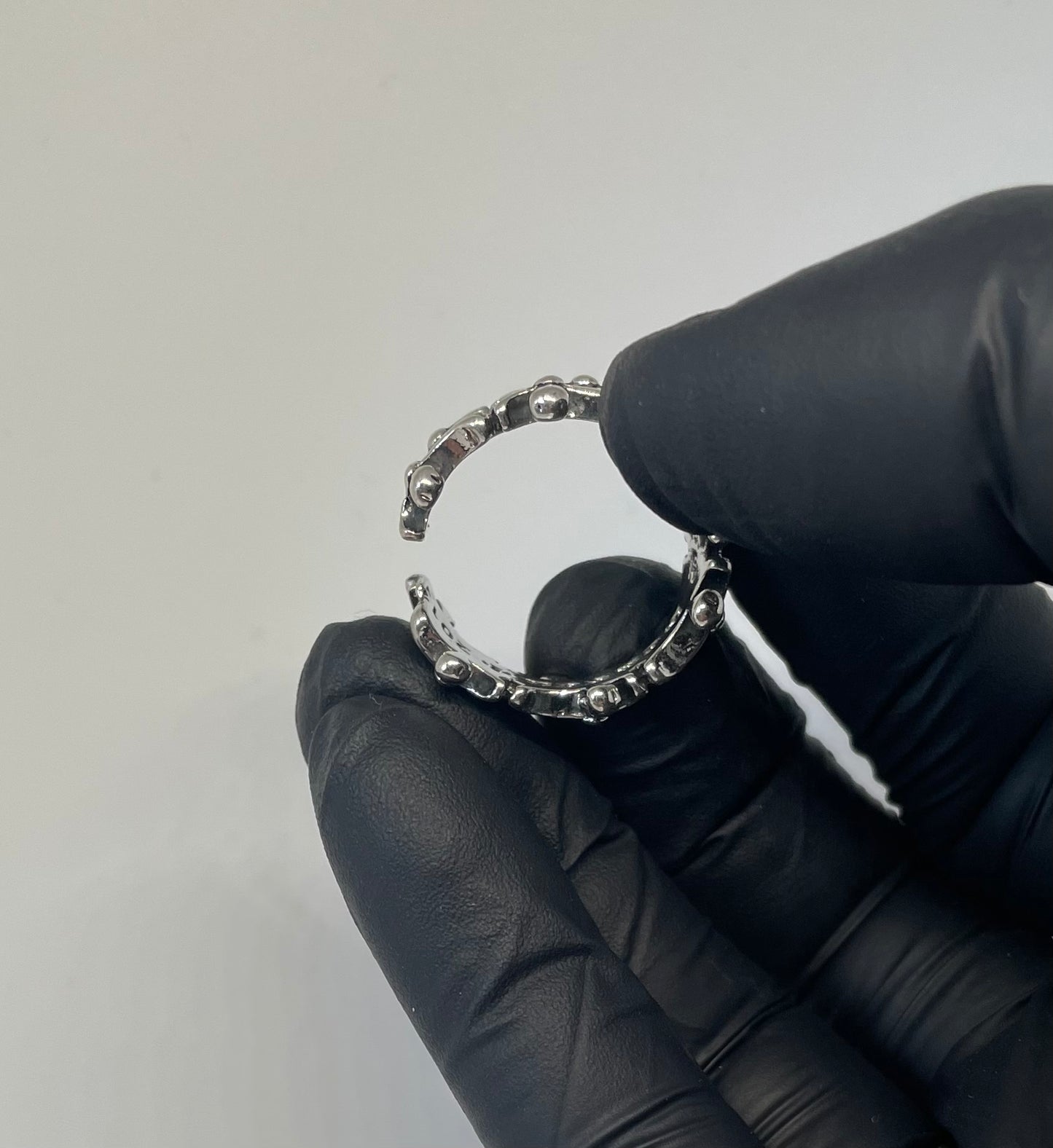 Silberfarbener Gothic-Ring mit Kreuz-Design im Chrome-Hearts-Stil – Unisex Accessoire für alternative Looks