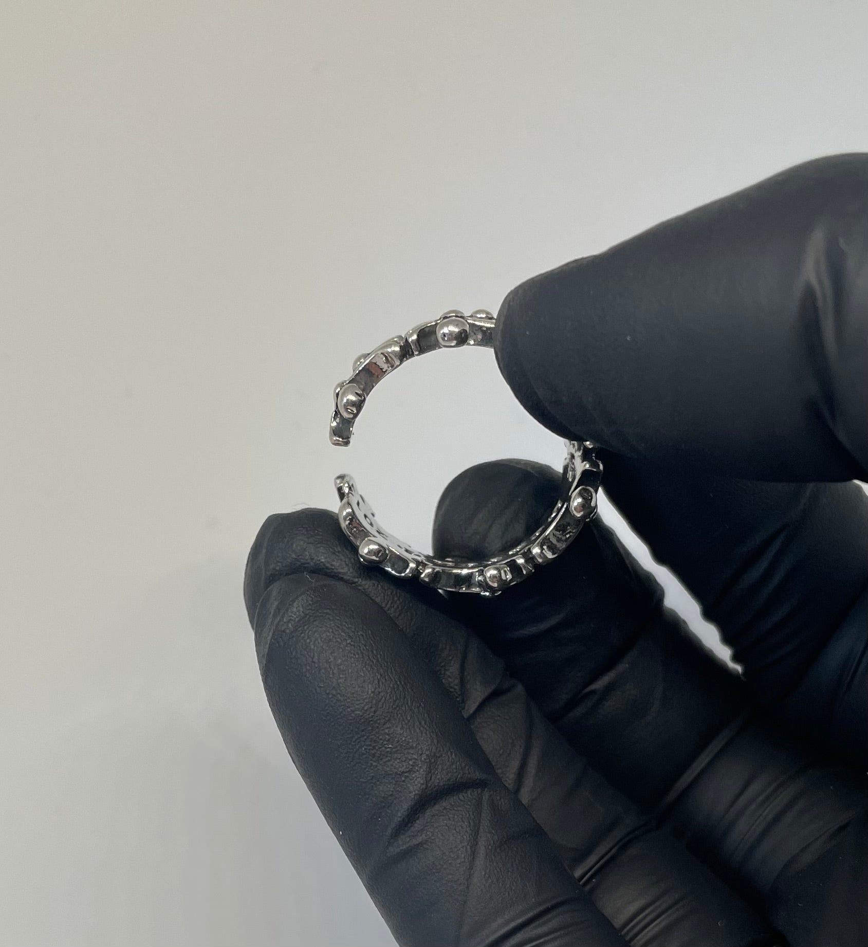 Silberfarbener Gothic-Ring mit Kreuz-Design im Chrome-Hearts-Stil – Unisex Accessoire für alternative Looks