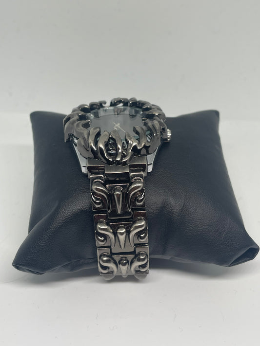 Unisex Edelstahl-Uhr in dunklem Metallic mit schwarzem Ziffernblatt – modern & edgy